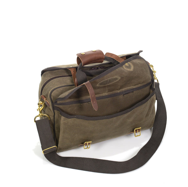 The Navigator brief bag also comes with a strong detachable shoulder strap with solid brass connection points that are reinforced with rivets, leather backing, and strong nylon stiching.
